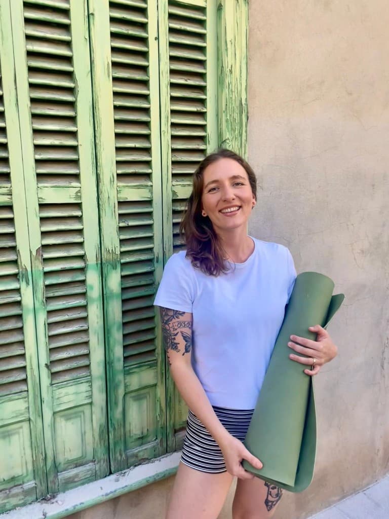 Antonia von Private Yoga Mallorca in ruhiger mediterraner Atmosphäre auf Mallorca